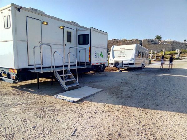 קרון VIP פרימיום ע"ג משאית- קרון חדש ע״ג משאית המשלב תחת קורת גג אחת גם שירותים פרימיום, מקלחת ניידת וגם חדר מרוווח להתארגנות ומנוחה.