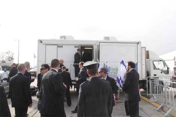 קרון VIP ע"ג משאית - שירותים ניידים